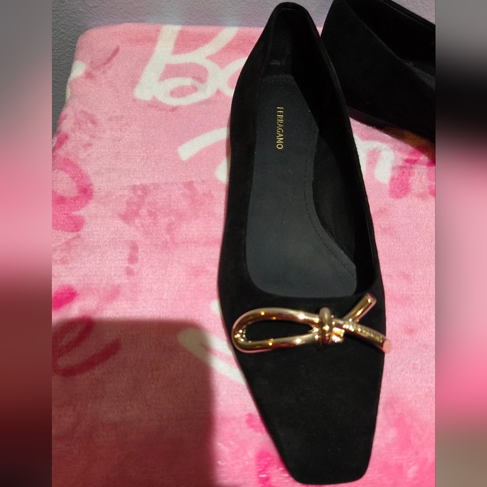 Women's Salvatore Ferragamo Gold Bow Detail Black Loafer, Size 7.5 - Picture 3 of 7